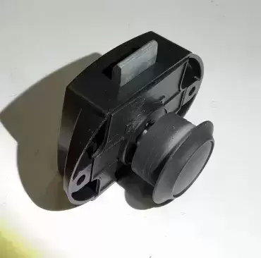 Cierre pulsador negro con roseta para cajones y armarios de caravanas, autocaravanas y camper.