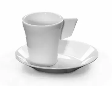 Taza de café expreso 9cl con plato blanco de policarbonato muy resistente. Apto para electrodomésticos.