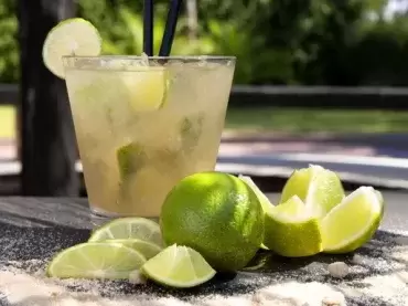 Vaso de cóctel o de postre, 33cl policarbonato muy resistente. Apto para electrodomésticos.